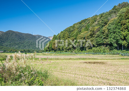 滋賀縣高島市牧野町的田園風光,稻米收割後的稻田 滋賀縣高島市牧野町的田園風光,稻米收割後的稻田 132374868