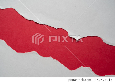 紅色背景上撕碎的紙片 紅色背景上撕碎的紙片 132374917