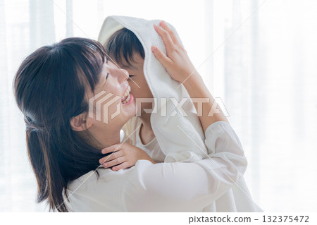 Mom wiping her child with a towel 132375472