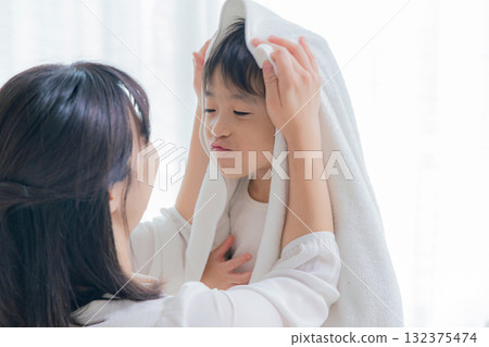媽媽用毛巾擦拭孩子 132375474