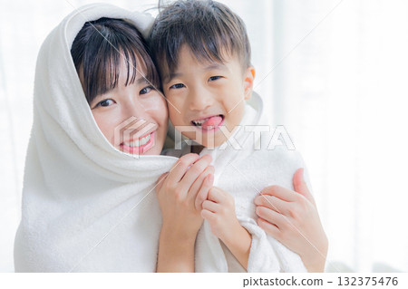 Mom wiping her child with a towel 132375476