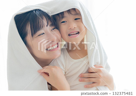 媽媽用毛巾擦拭孩子 132375481