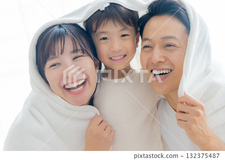 熱情友好的家庭形象 132375487