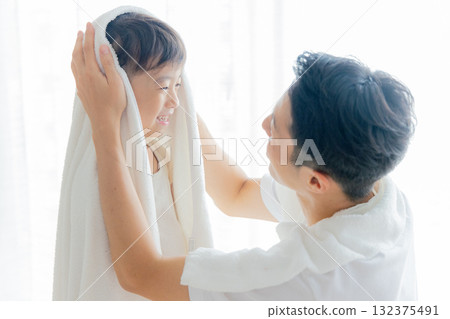 一位父親在孩子洗完澡後用毛巾擦拭 132375491