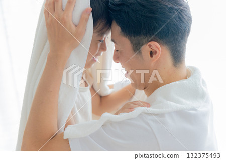 一位父親在孩子洗完澡後用毛巾擦拭 一位父親在孩子洗完澡後用毛巾擦拭 132375493
