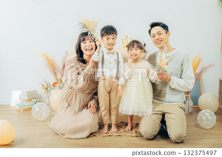 拍一張紀念照片的家庭 132375497