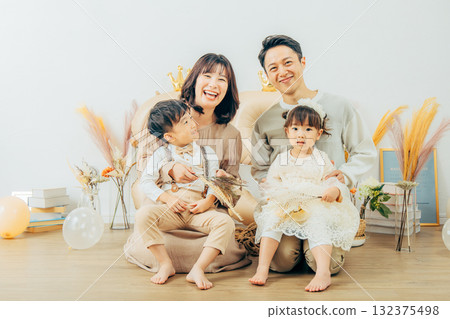 Family taking a commemorative photo 132375498