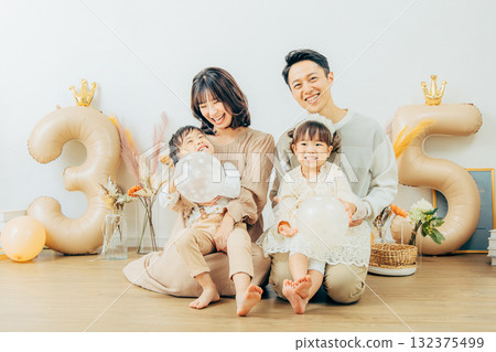 拍一張紀念照片的家庭 132375499