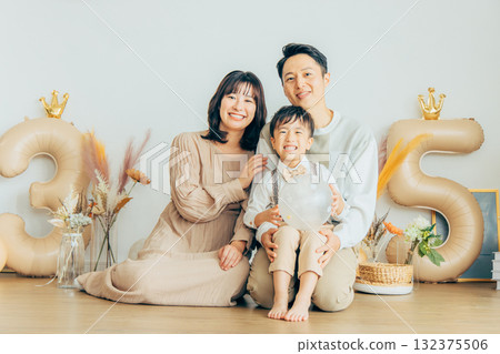 家庭慶祝生日 132375506