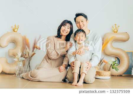 家庭慶祝生日 132375509