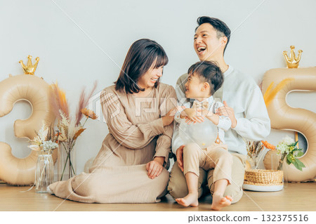 家庭慶祝生日 132375516