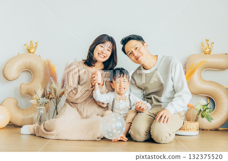 家庭慶祝生日 132375520