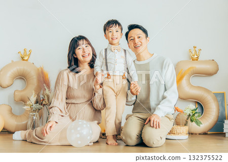 家庭慶祝生日 132375522