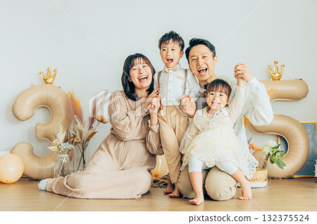 Family taking a commemorative photo Family taking a commemorative photo 132375524