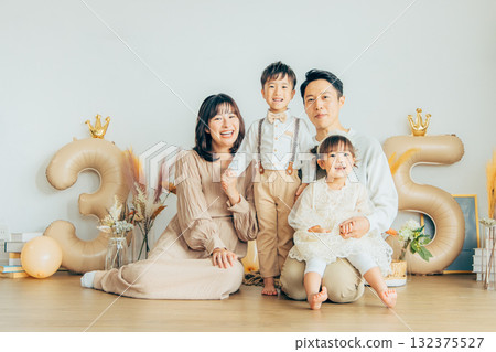 一家人拍紀念照 132375527