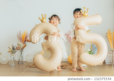 Children taking commemorative photos for Shichi-Go-San 132375534