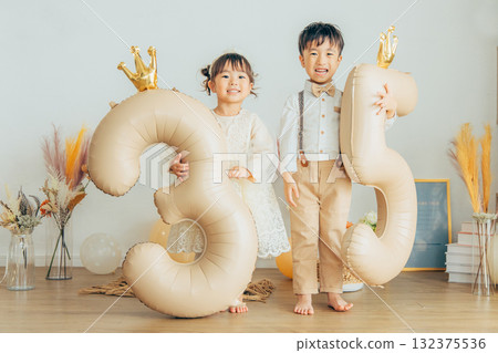 孩子們為七五三節拍攝紀念照片 132375536