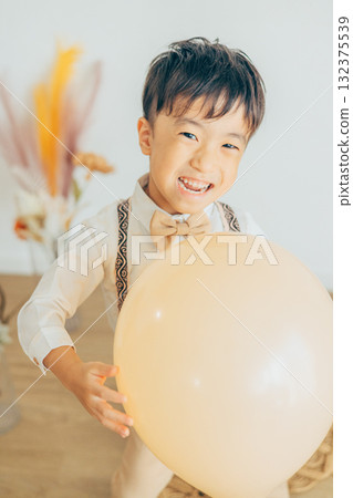 一個男孩用氣球 132375539