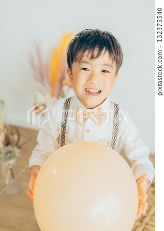 一個男孩用氣球 132375540