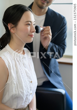 Man applying make-up to a woman 132375905