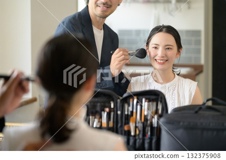 男人給女人化妝 132375908