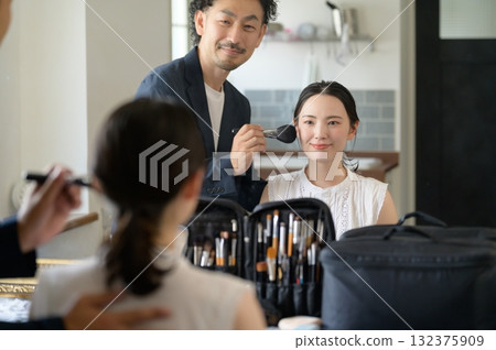 男人給女人化妝 132375909