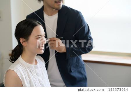 Man applying make-up to a woman 132375914