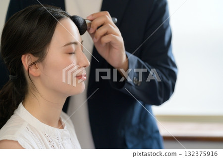 男人給女人化妝 132375916