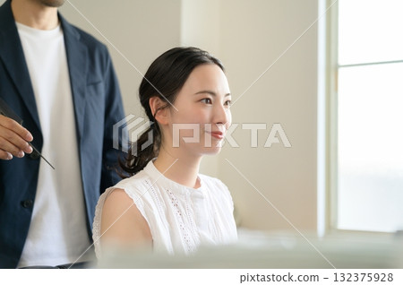 男人給女人化妝 男人給女人化妝 132375928