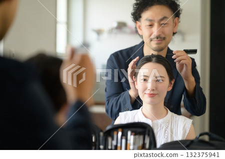 男人給女人化妝 132375941