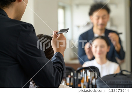 男人給女人化妝 男人給女人化妝 132375944