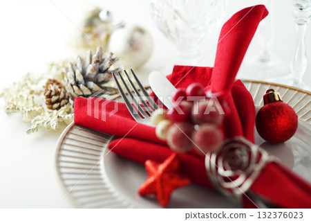 Christmas table coordination image 132376023