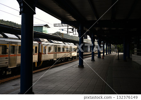 黃昏時分,一列火車停在月台上 黃昏時分,一列火車停在月台上 132376149