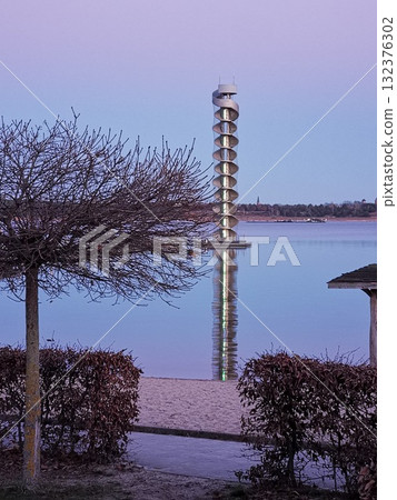 Panorama tower on the Goitzschsee lake in a winter landscape 132376302