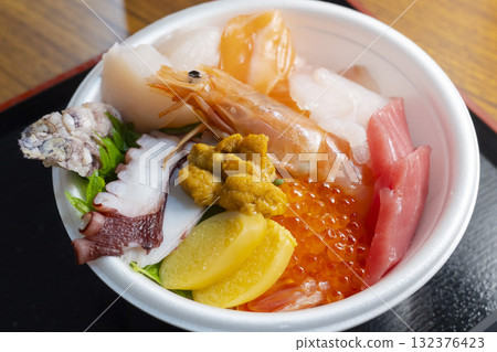 青森縣人氣海鮮蓋飯“Nokkedon” 132376423