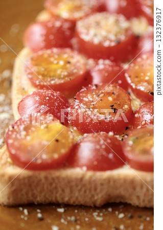 番茄沙拉吐司配橄欖油和磨碎的乳酪 132376917