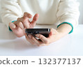 一個女人看著智能手機 132377137