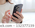 一個女人看著智能手機 132377139