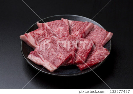 黑色背景中的烤和牛肋骨 132377457