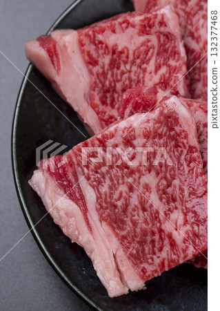 黑色背景中的烤和牛肋骨 黑色背景中的烤和牛肋骨 132377468