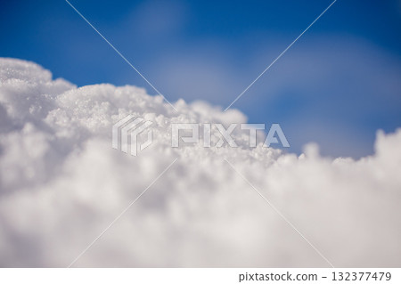雪花映襯著藍天 132377479