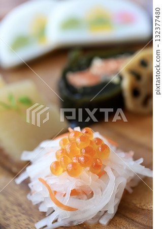 新年醃菜盛放在木盤子裡 新年醃菜盛放在木盤子裡 132377480