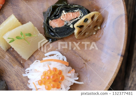 用金合歡木盤子盛裝的新年菜餚 132377481