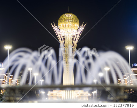 透過噴泉看到的巴伊傑列克塔的夜景 / 哈薩克阿斯塔納 132377919