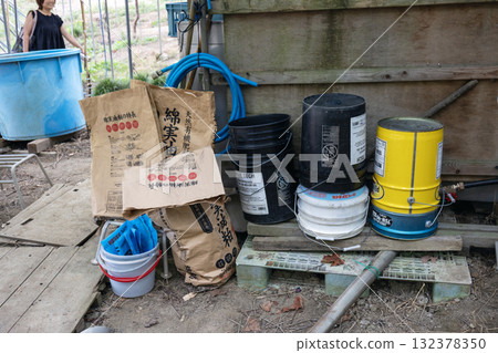 葡萄園裡放置的空肥料容器 132378350