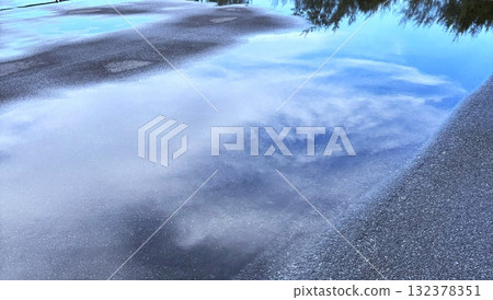 藍天和雲彩反映在水坑里 132378351