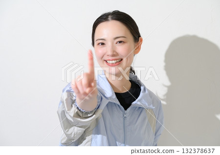 一位身穿運動服並指著 132378637