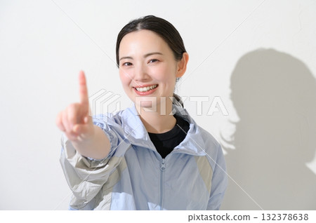 一位身穿運動服並指著 132378638