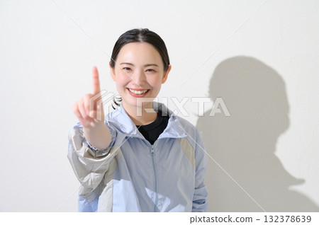 一位身穿運動服並指著 一位身穿運動服並指著 132378639