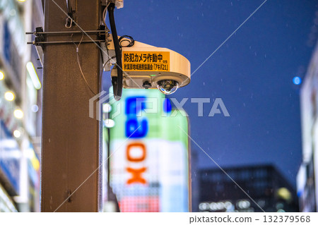 日本東京城市景觀。街角的監視器仍在運作。秋葉原站電器街出口的監視器即使在雨中也依然運作。 132379568